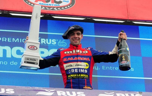 Germán Todino celebrando el triunfo en Uruguay. (Prensa ACTC)