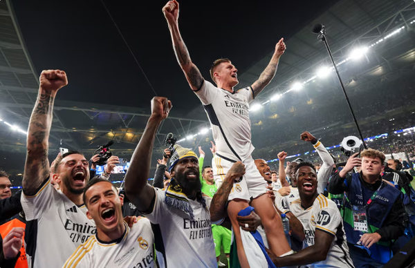 Los jugadores del Real Madrid alzan a Toni Kroos en su retiro luego de la final de la Liga de Campeones, (AP Foto/Ian Walton)