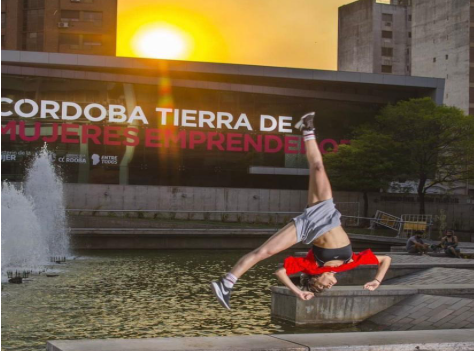 Agostina Silveti entrenando Parkour en la ciudad de Córdoba (@agossilveti)