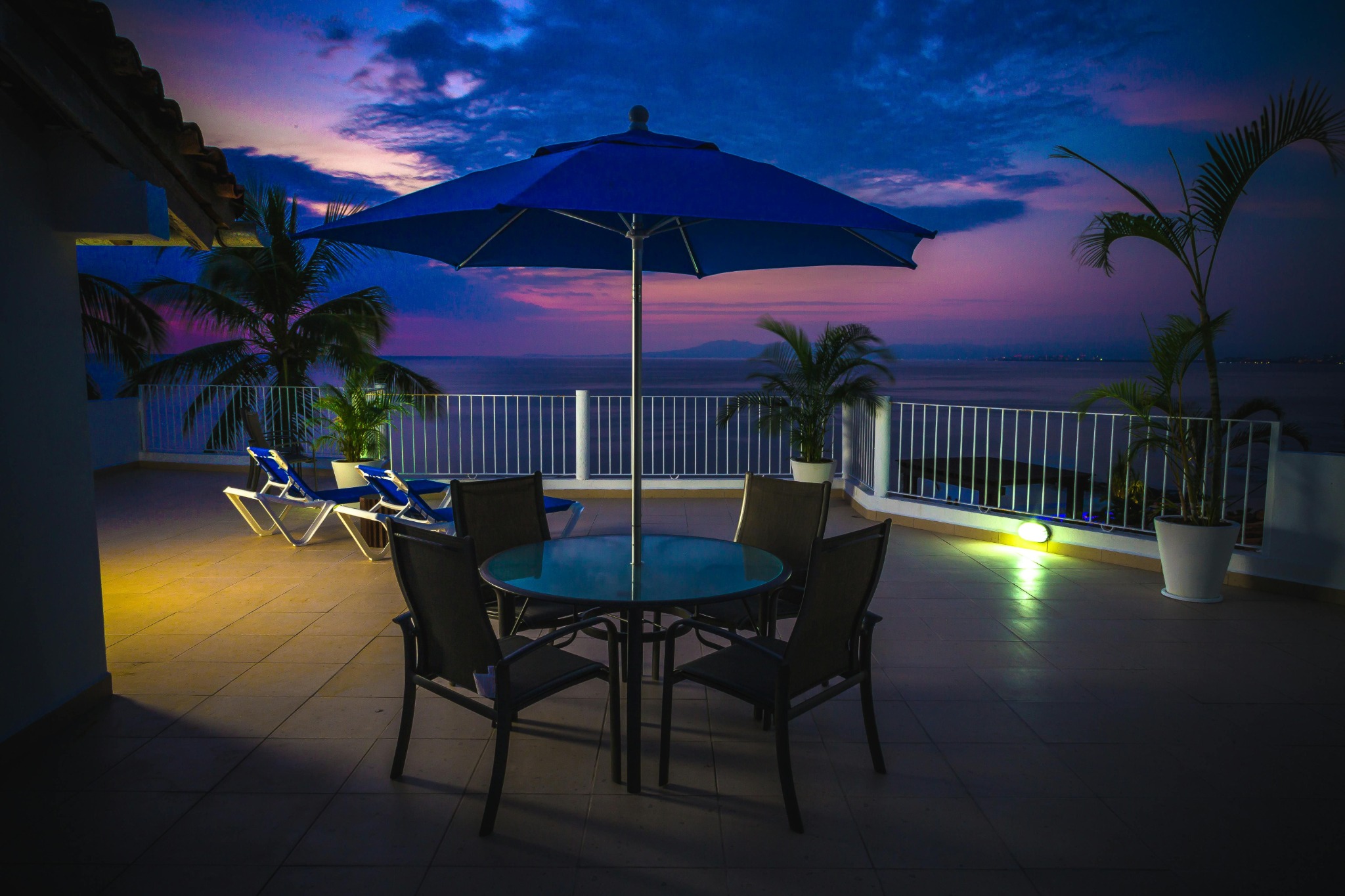 terrasse-vue-mer-a-la-tombee-de-la-nuit