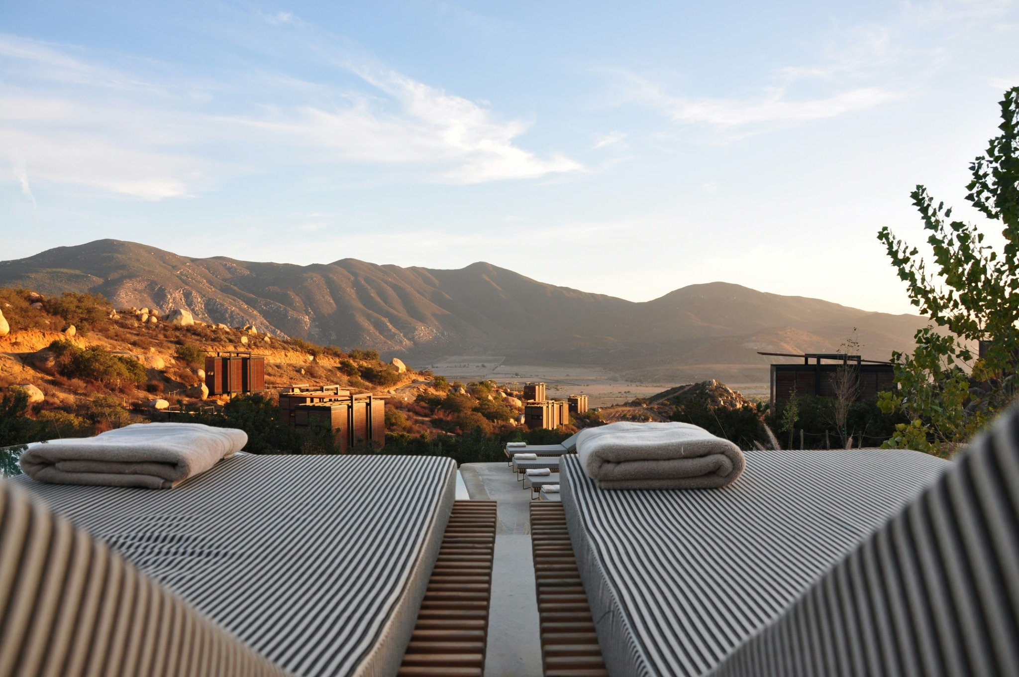 Chaises-longues-sur-terrasse-face-à-la-montagne