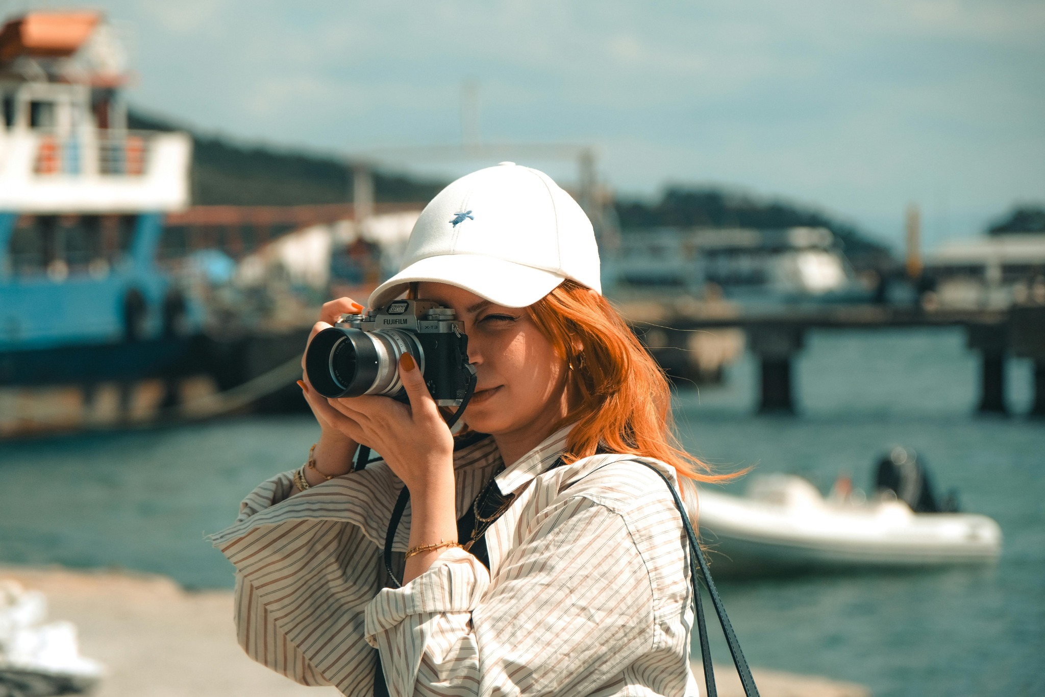 femme-qui-fait-une-photo-dans-une-marina