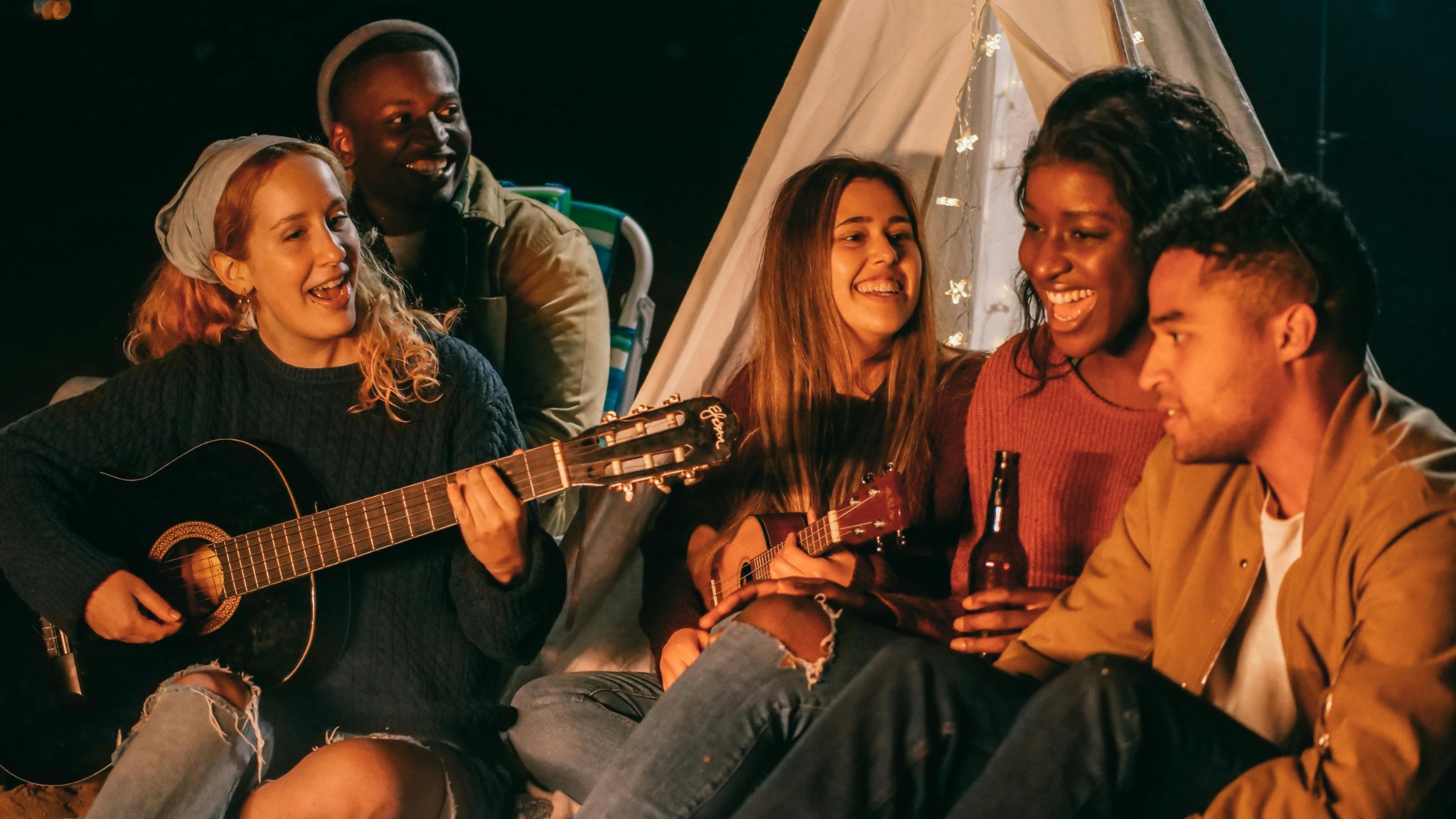 groupe-de-jeunes-avec-une-guitare-en-train-de-chanter