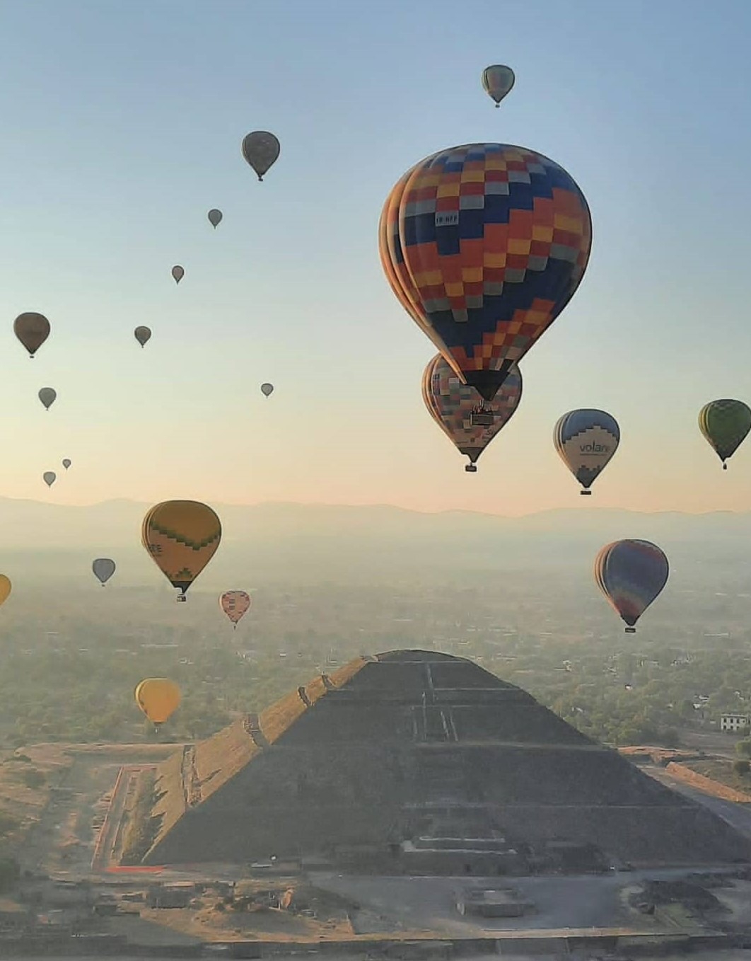 Montgolfières au-dessus de Teotihuacan Mexique