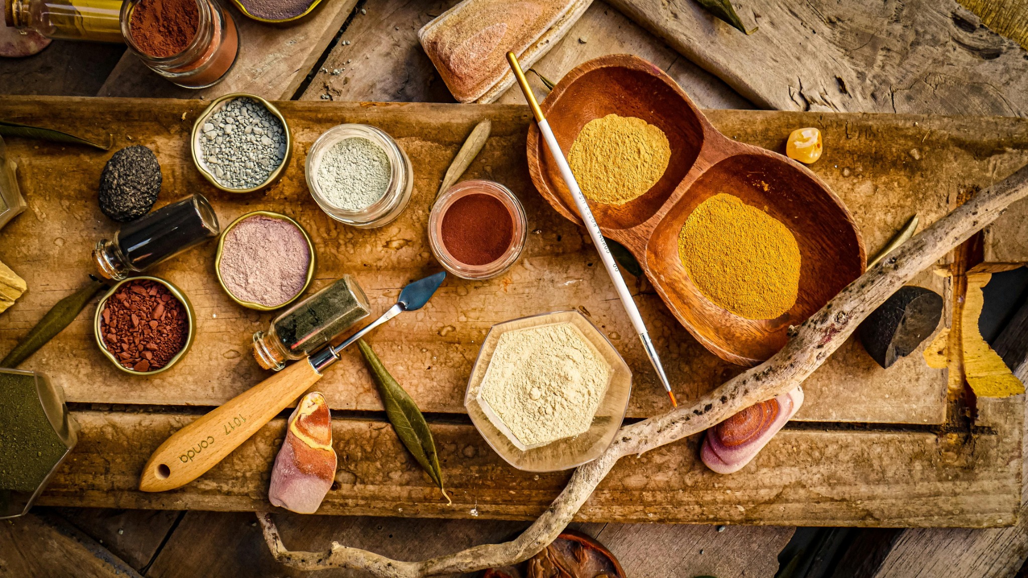 pots-avec-des-pigments-pour-peinture