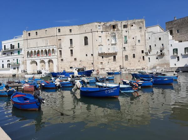 Bateaux de pêche dans le port de Monopoli en Italie
