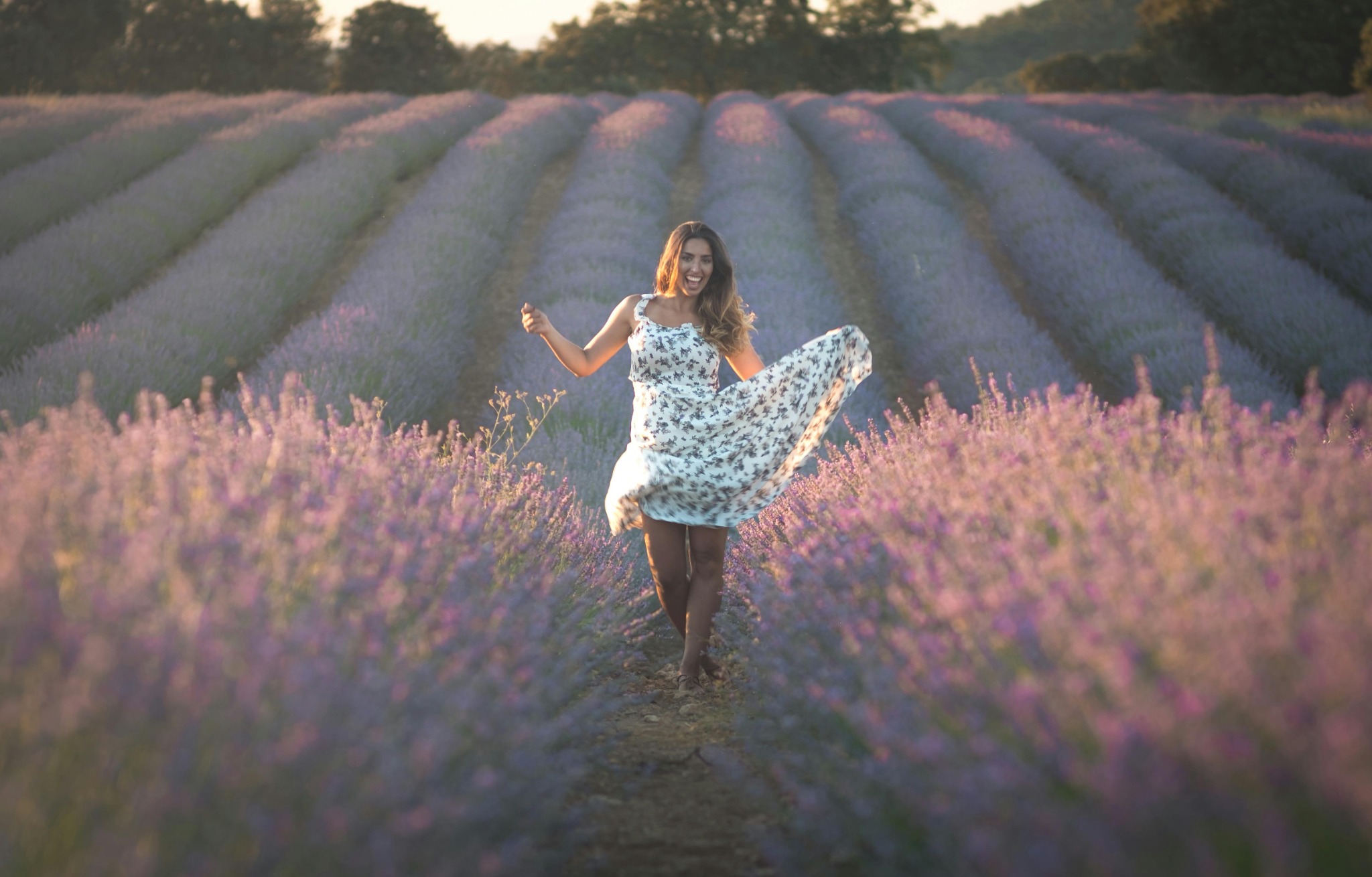 Jeune femme dans un champ de lavande