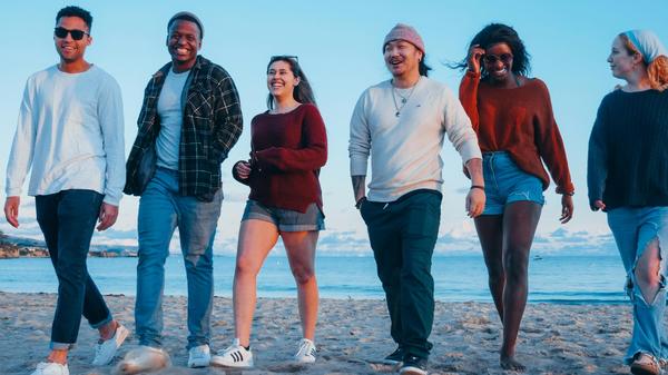 groupe-de-jeunes-qui-marchent-sur-la-plage groupe-de-jeunes-qui-marchent-sur-la-plage
