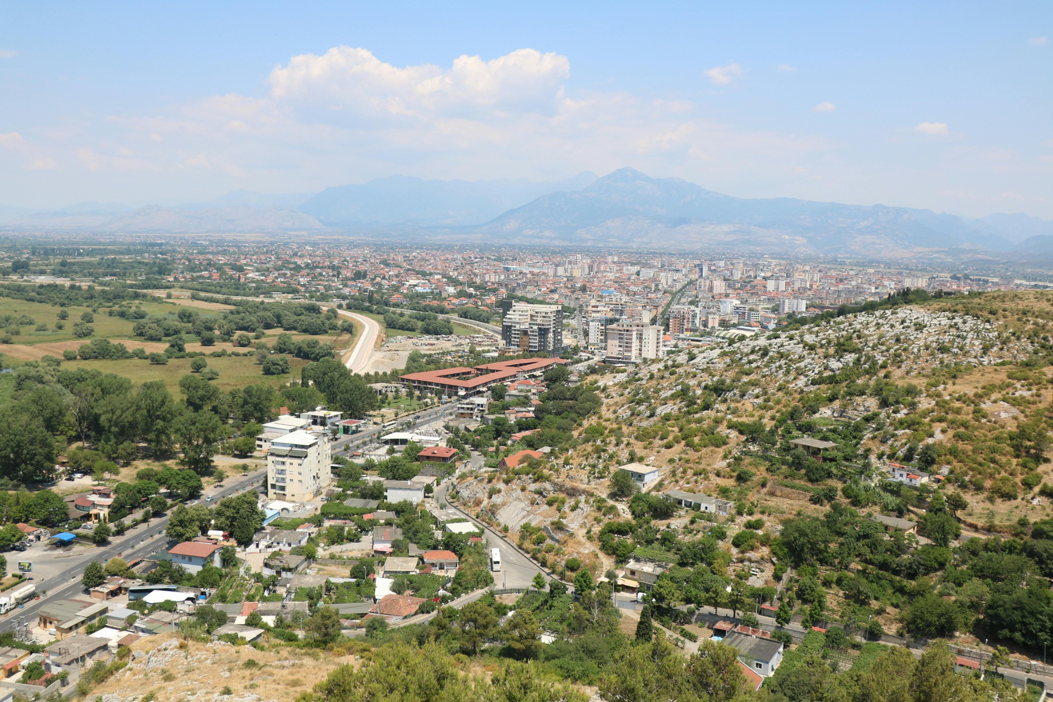 ville de shkodër avec des montagnes dans le fond
