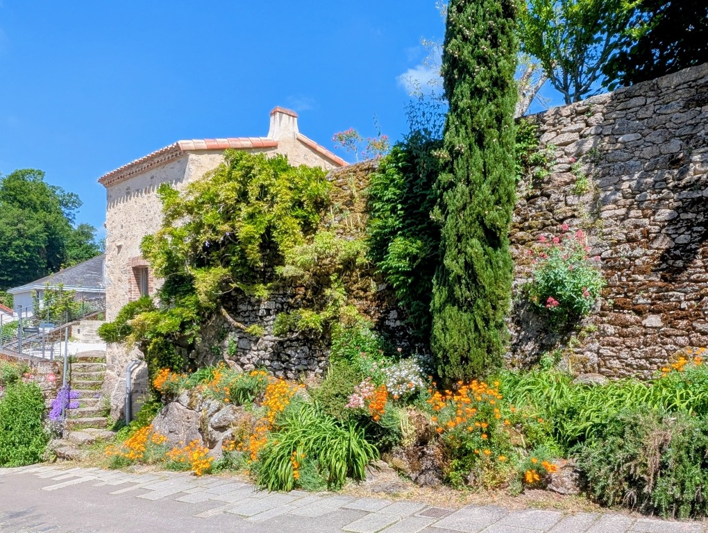 maison-et-rue-fleurie-dans-un-village