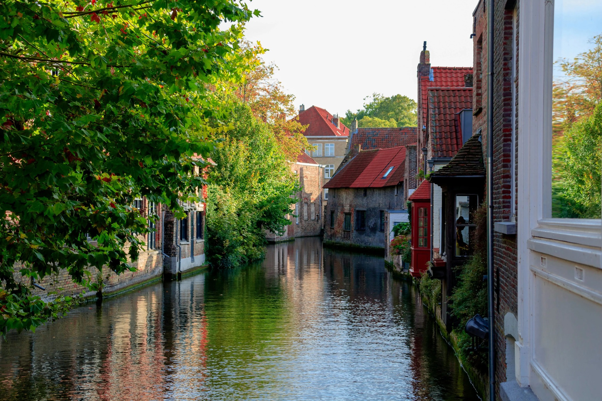 canal-traversant-une-ville-europeenne