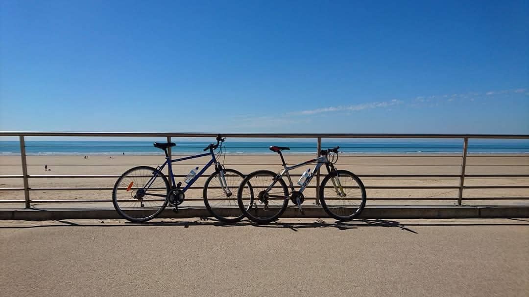 deux-velos-devant-la-mer