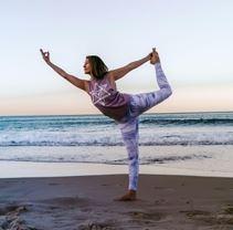 femme-qui-fait-du-yoga-sur-la-plage