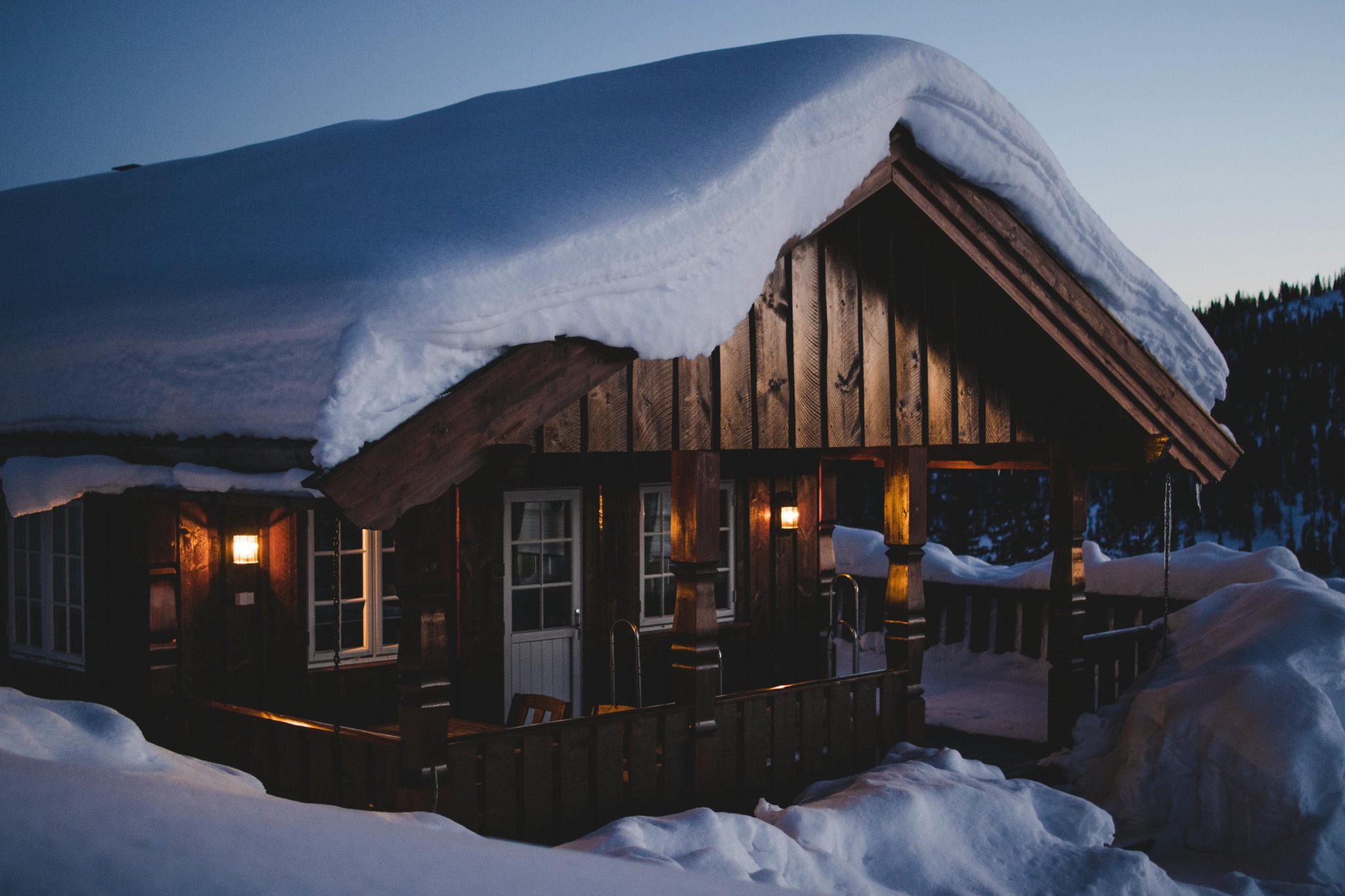 Chalet-en-bois-sous-la-neige