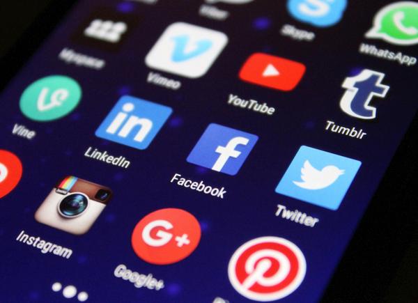 : https://www.pexels.com/fr-fr/photo/photographie-en-gros-plan-des-icones-de-smartphone : https://www.pexels.com/fr-fr/photo/photographie-en-gros-plan-des-icones-de-smartphone