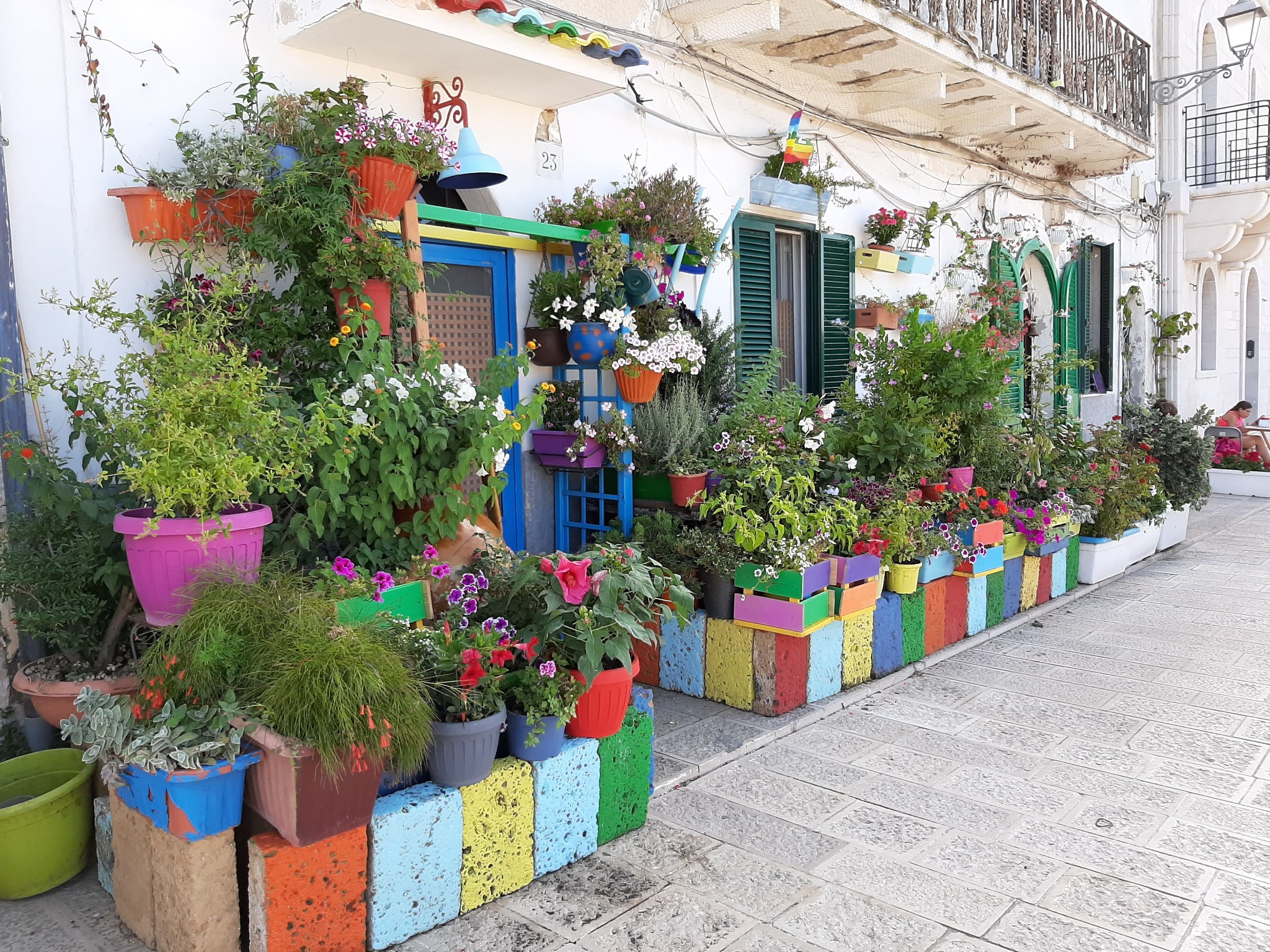 pots-de-fleurs-devant-une-maison