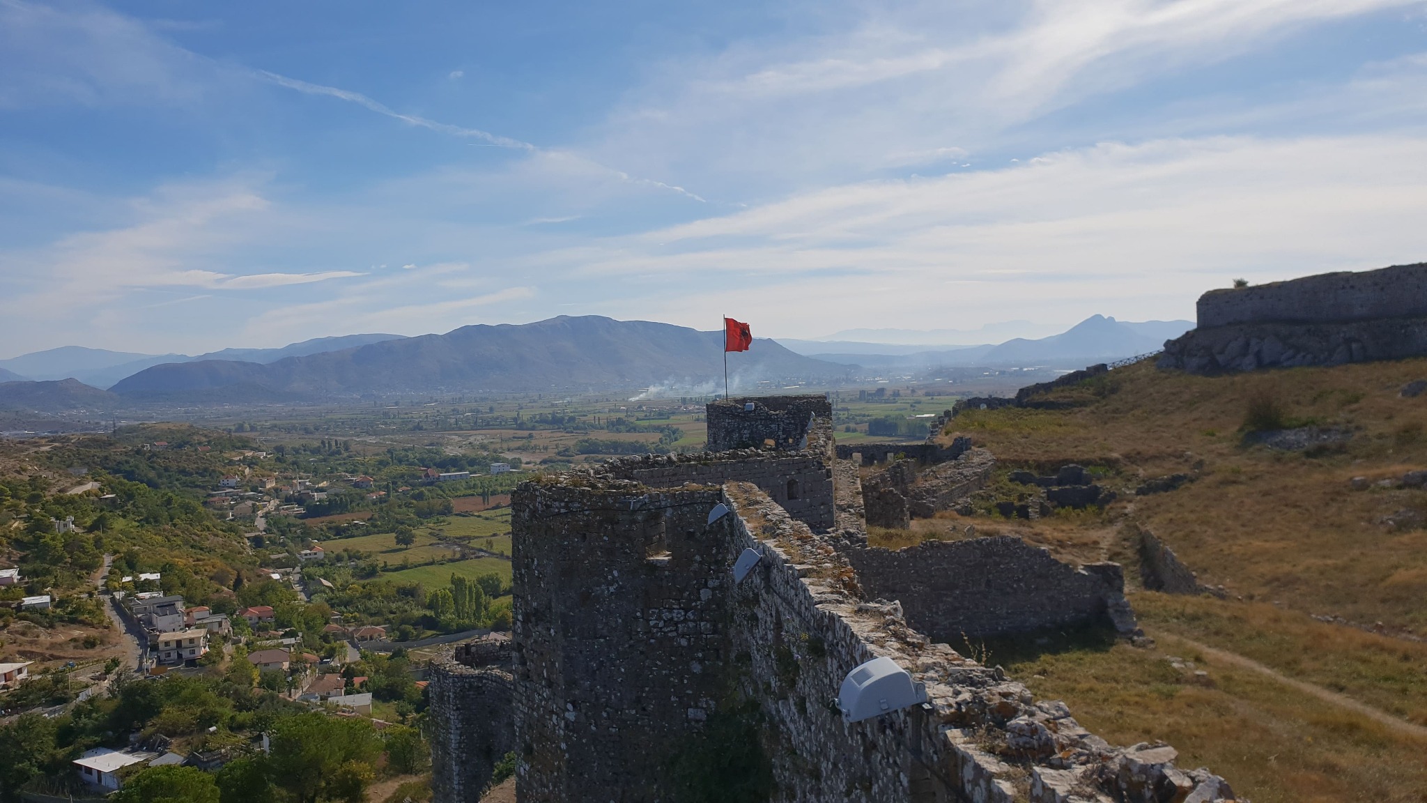ruines du château de Rozafa au-dessus de la ville de shkodër