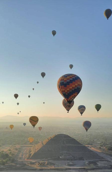 Montgolfières au-dessus de Teotihuacan, Mexique