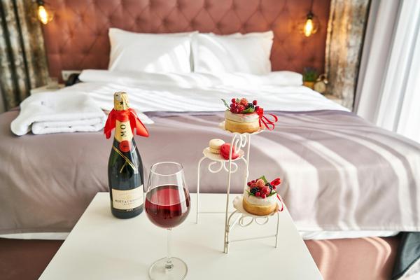 photo-de-bouteille-de-vin-et-de-nourriture-sur-la-table-de-chambre-dhotel photo-de-bouteille-de-vin-et-de-nourriture-sur-la-table-de-chambre-dhotel