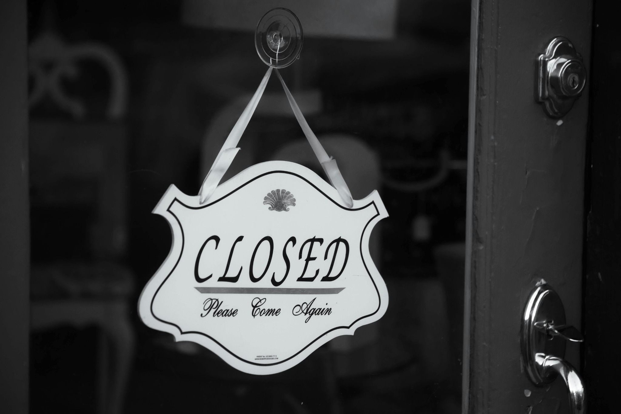 panneau-noir-et-blanc-closed-sur-la-porte