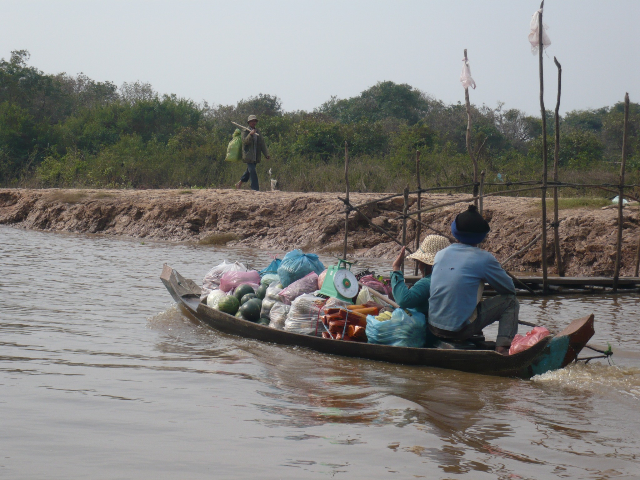 Barque-sur-rivière-Cambodge