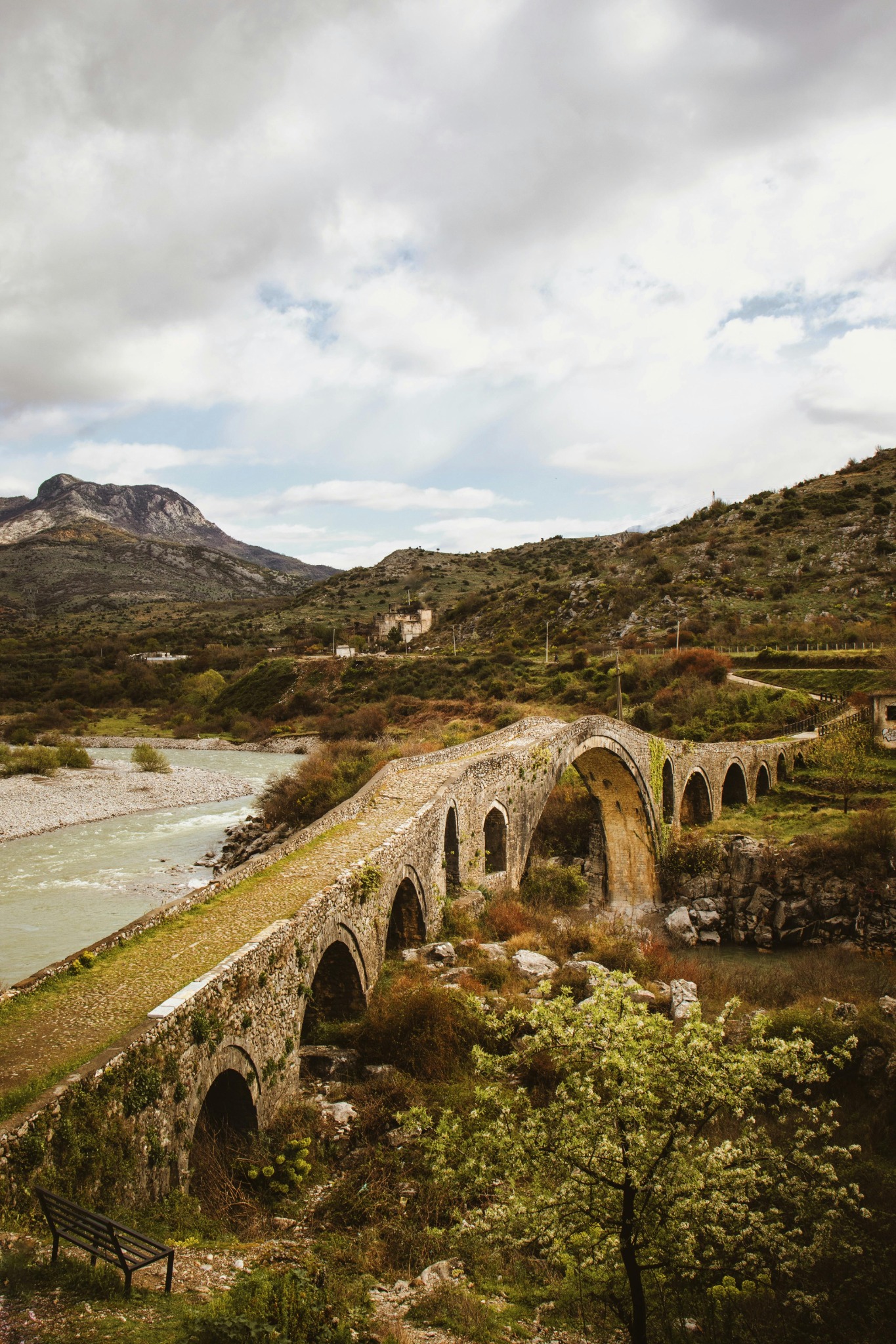 pont médiéval avec des arches au-dessus d'une rivière dans les montagnes