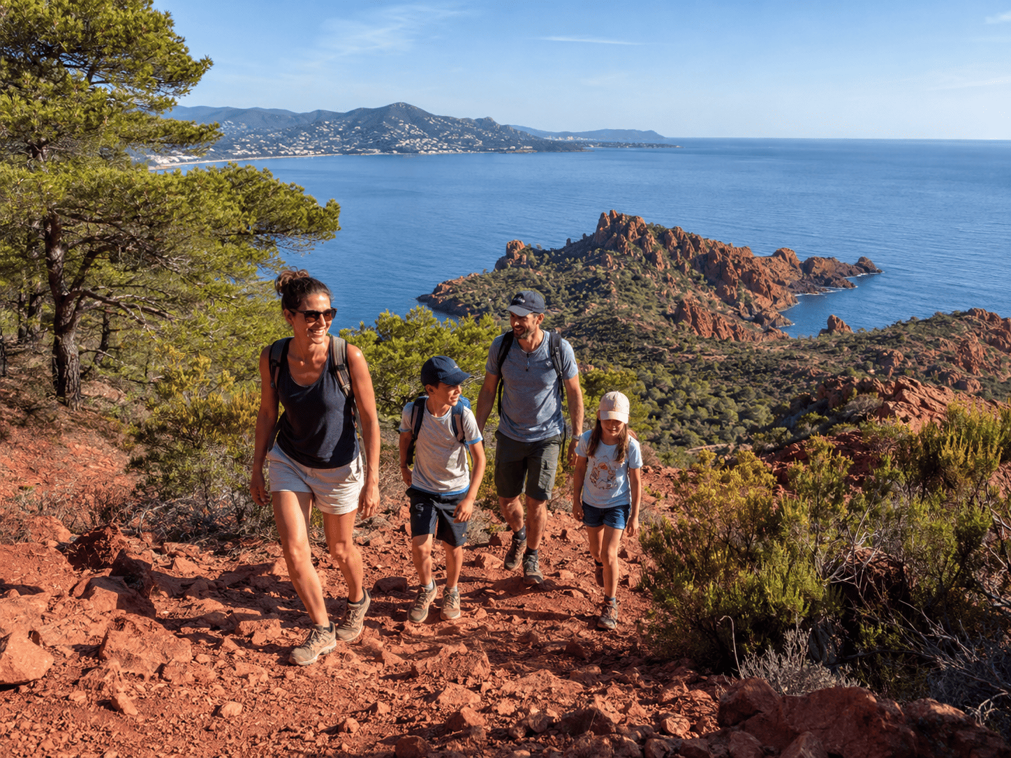 famille-qui-fait-de-la-randonnee