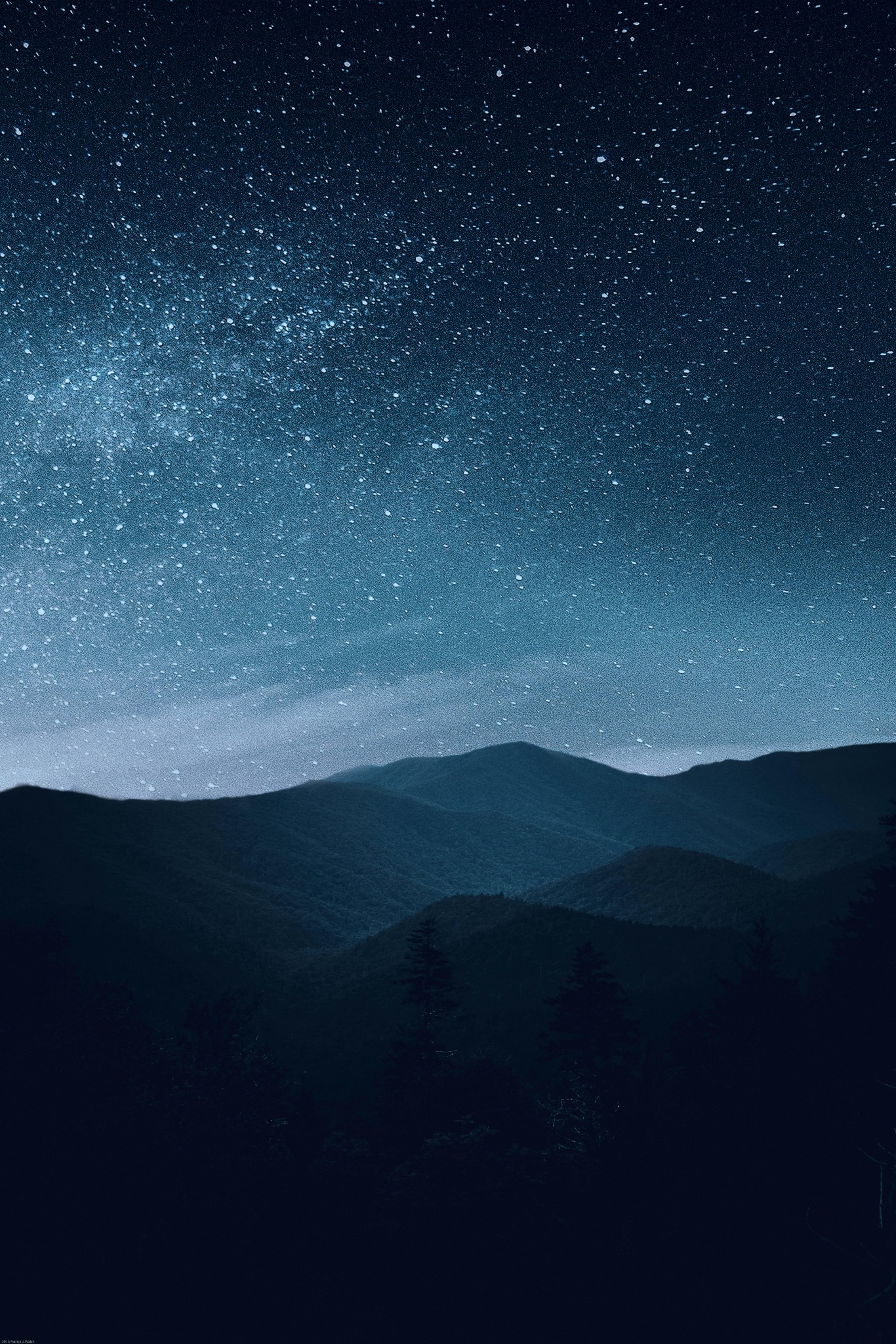 ciel étoilé au-dessus des montagnes