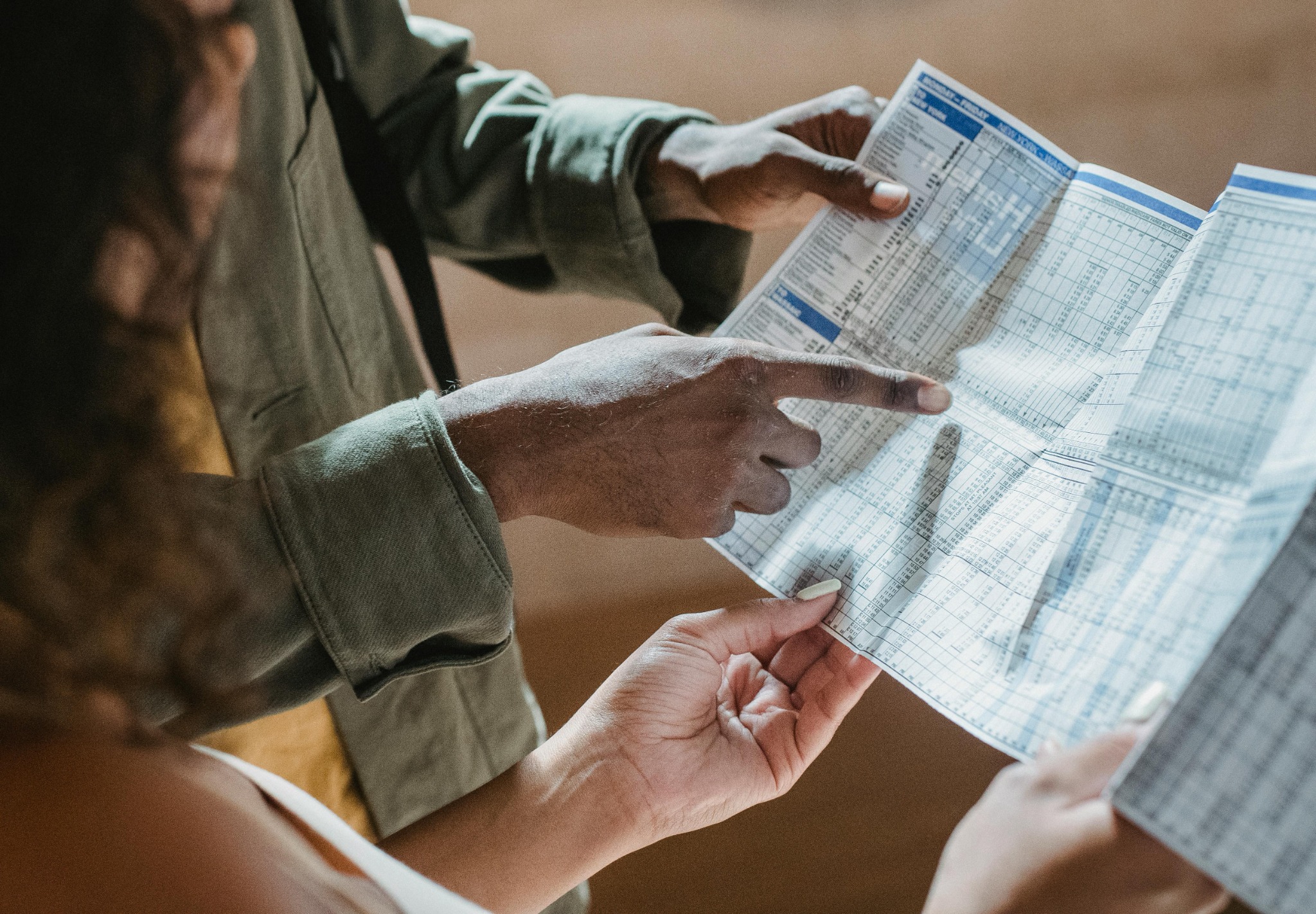 Personnes-qui-déchiffrent-des-horaires