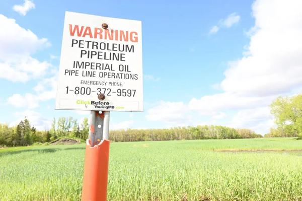 A sign marking where a pipeline lays underneath