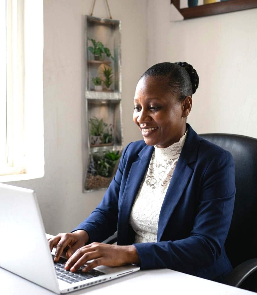 Helping online founders build better business systems, streamline operations, and turn ideas into organized execution.