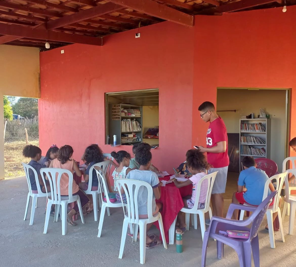Oficina de criatividade na parte externa do Museu Zabelê