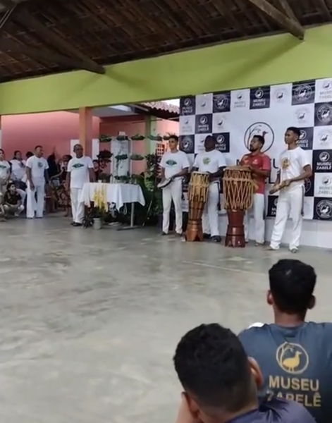 Aulas de capoeira na parte externa do Museu Zabelê