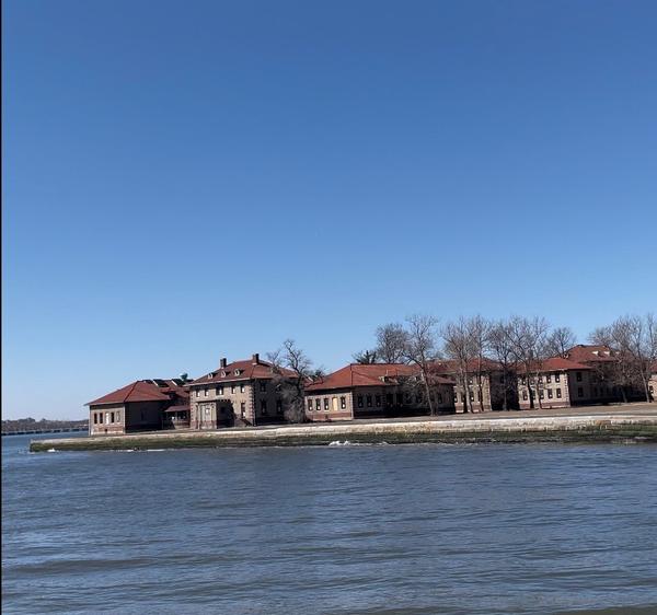Ellis Island, entre 1892 et 1954, était la principale porte d’entrée pour des millions de migrants venus chercher une nouvelle vie aux  États-Unis.