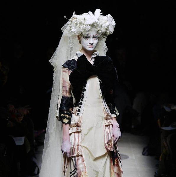 Comme des Garçons, Autumn/Winter 2005, Broken Bride ©Catwalkpictures.