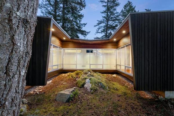 Architects at Battersby Howat designed the house around a central courtyard to draw light deep into the property.