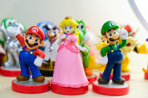 Mario, Princess Peach, and Luigi amiibos.
