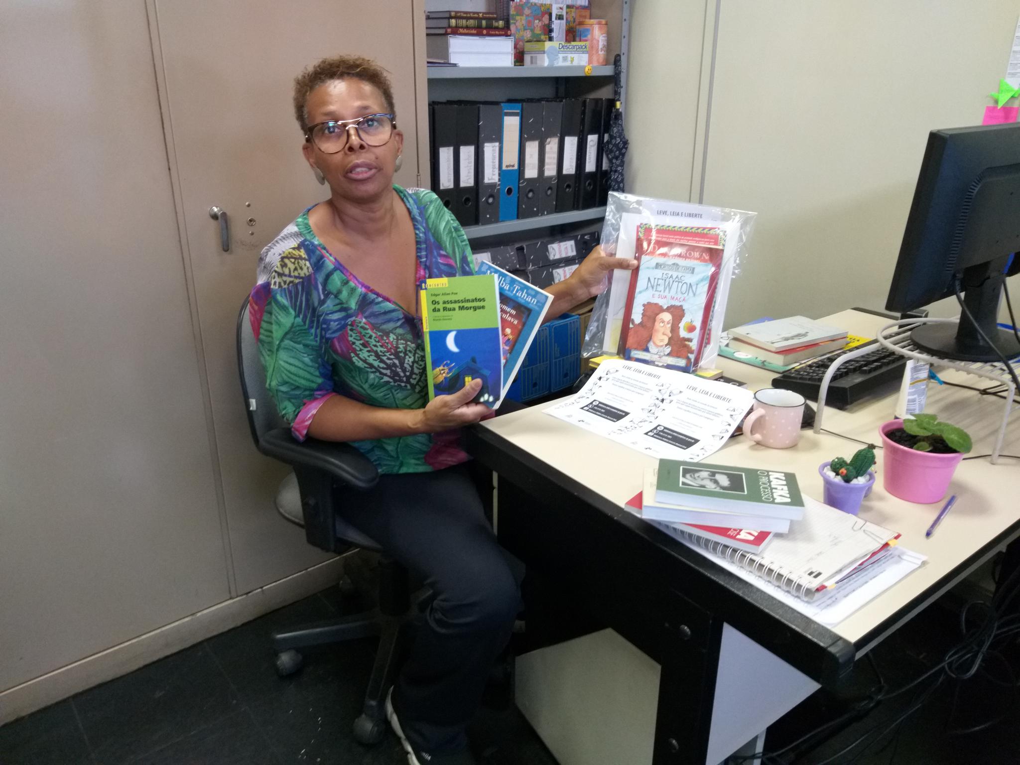 Suze Elias, Chefe do Setor de Biblioteca Pública, Professor Ernesto Manoel Zink, organiza os pacotes que ficam reservados em pontos de Campinas