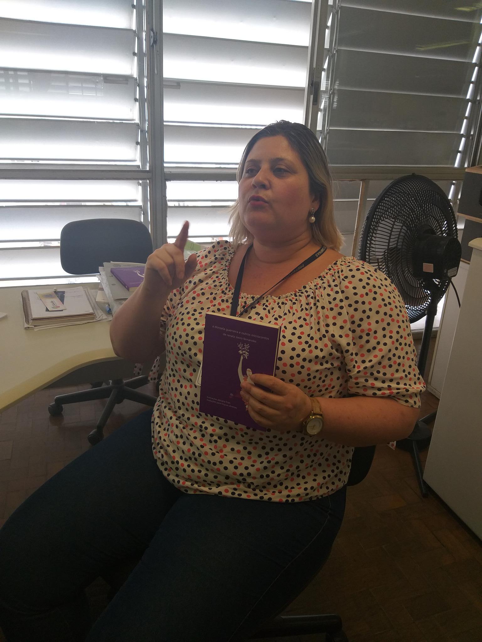 A coordenadora setorial de bibliotecas, Renata Alexandra da Silva, explica a importância do projeto para a cidade