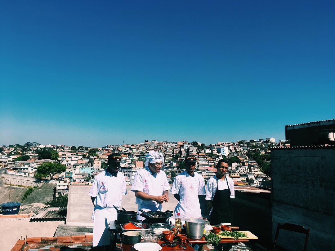 O Chef Edson Leite do alto do Jardim São Luís, em M'Boi Mirim, São Paulo, preparando um delicioso prato com seus ajudantes durante as gravações de um programa da Record. (Crédito: Acervo Pessoal).