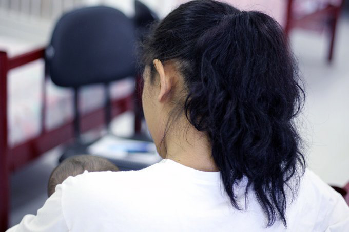 Uma menina-mãe segura seu rebento no colo durante a manhã em que visitei à CASA Chiquinha Gonzaga e reportei para o site de CLAUDIA. (Crédito: Divulgação/CLAUDIA).