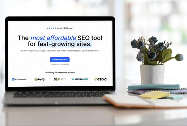 Laptop mockup displaying the homepage of keysearch.co Laptop mockup displaying the homepage of keysearch.co